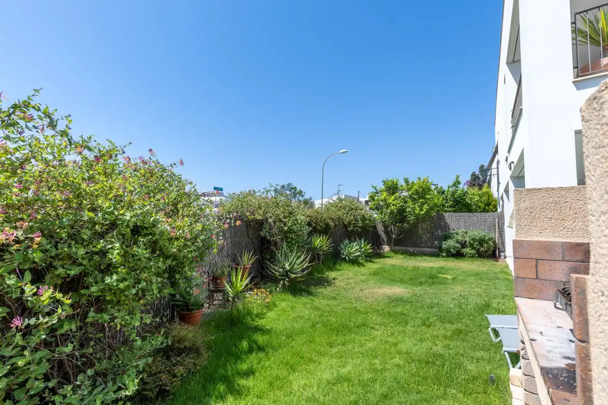 Garten von Erdgeschoss zum Verkauf in Santa Eulària des Riu mit Klimaanlage, Heizung und Schwimmbad