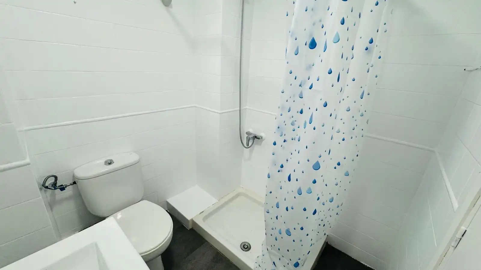 Bathroom of Flat for rent in Valencia  with Air Conditioner, Parquet flooring and Terrace