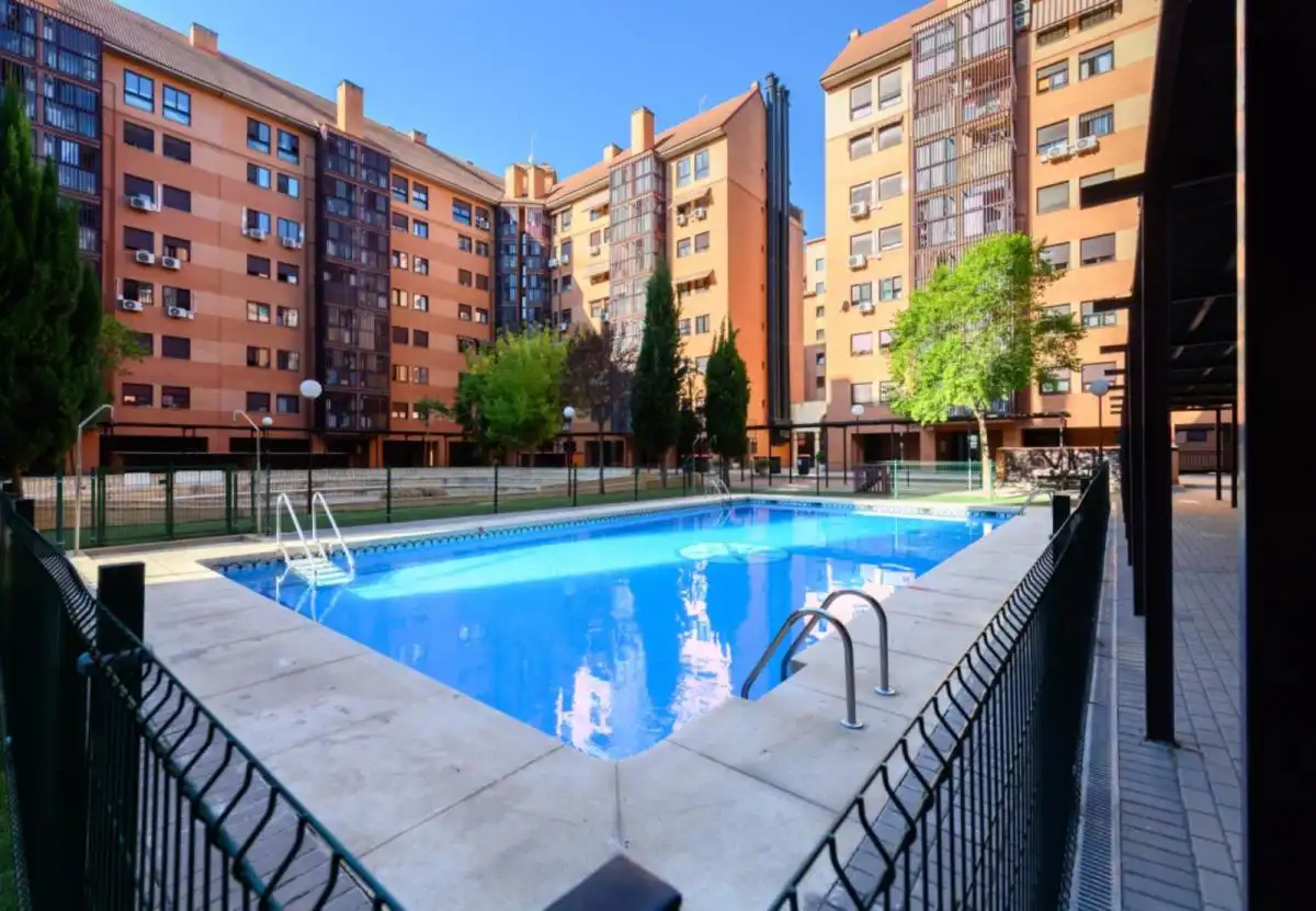 Piscina de Apartament de lloguer en Madrid amb Aire condicionat, Calefacció i Moblat