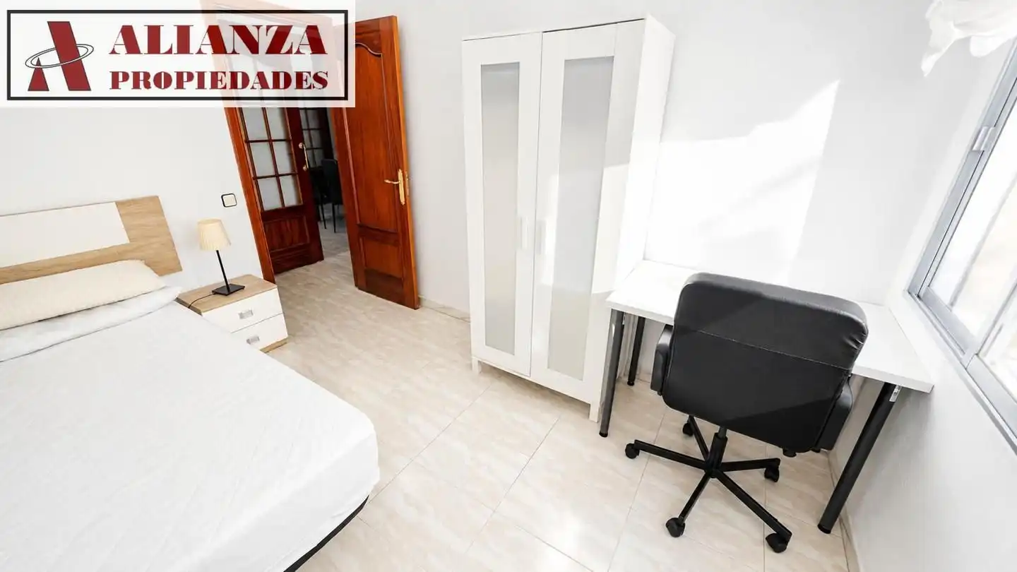 Bedroom of Flat for rent in Málaga  with Air Conditioner, Terrace and Furnished