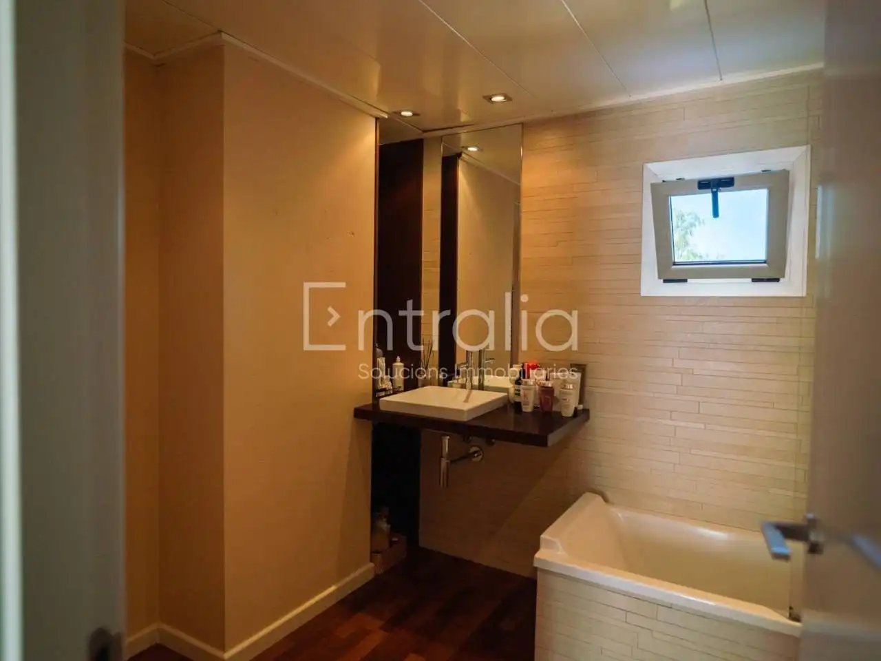 Bany de Casa o xalet en venda en Girona amb Aire condicionat, Calefacció i Jardí privat