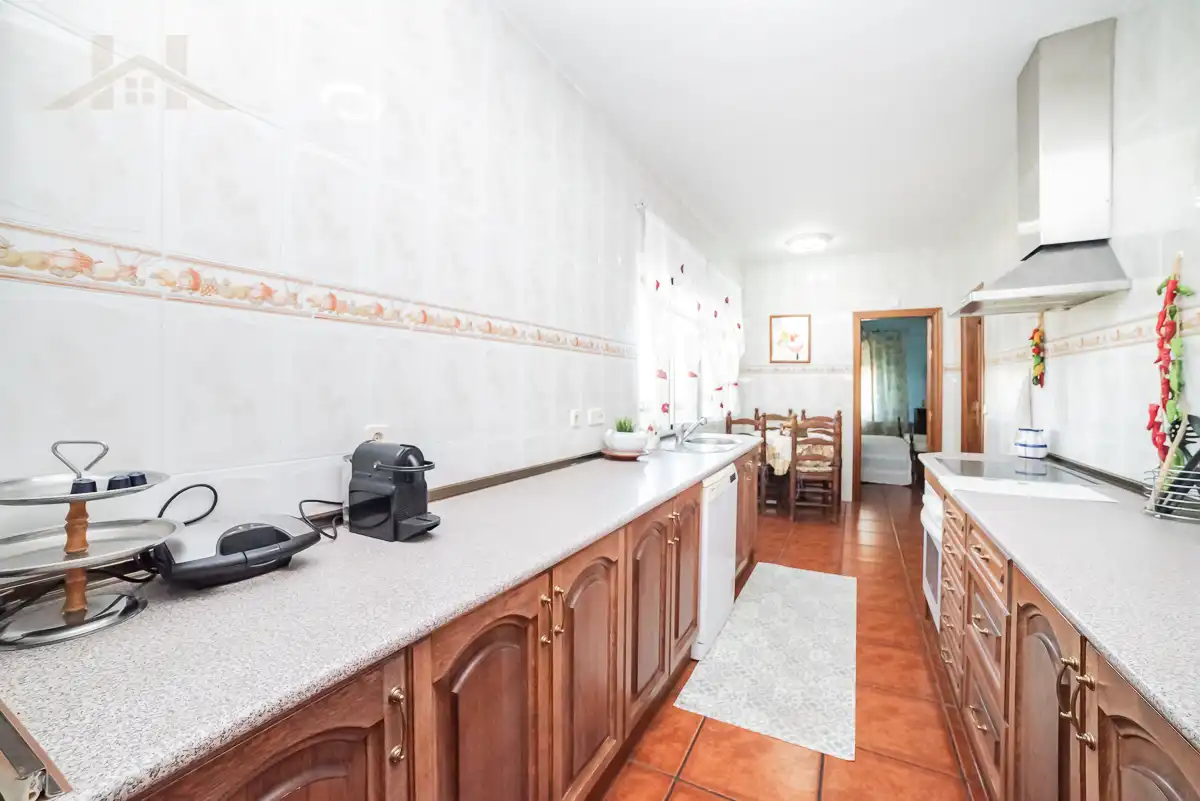 Cuina de Casa o xalet en venda en Sevilla la Nueva amb Calefacció, Jardí privat i Piscina