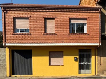Casa con balcón en venta en Calle la Borra 16