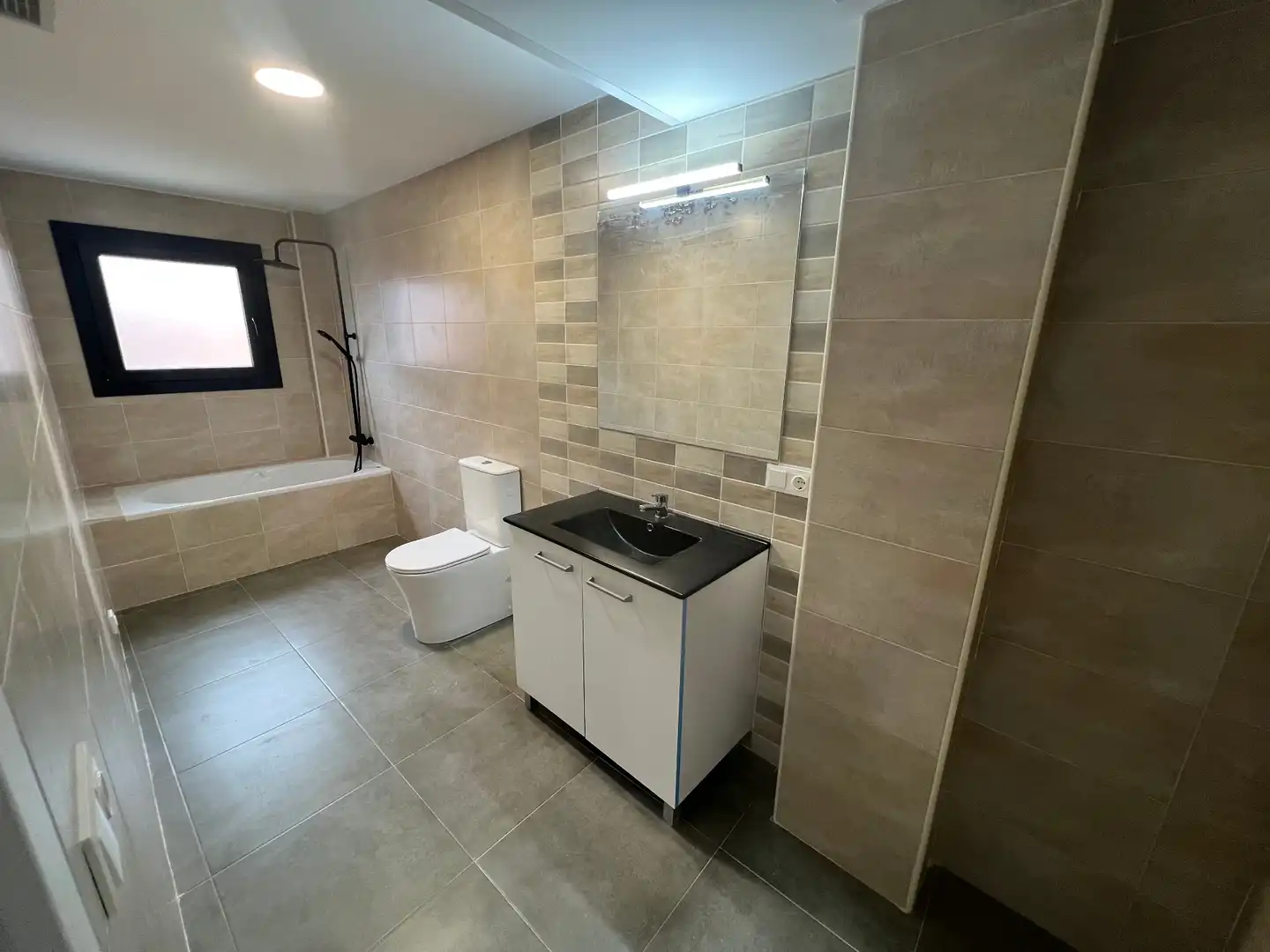 Badezimmer von Wohnung zum Verkauf in La Fuliola mit Klimaanlage, Heizung und Abstellraum