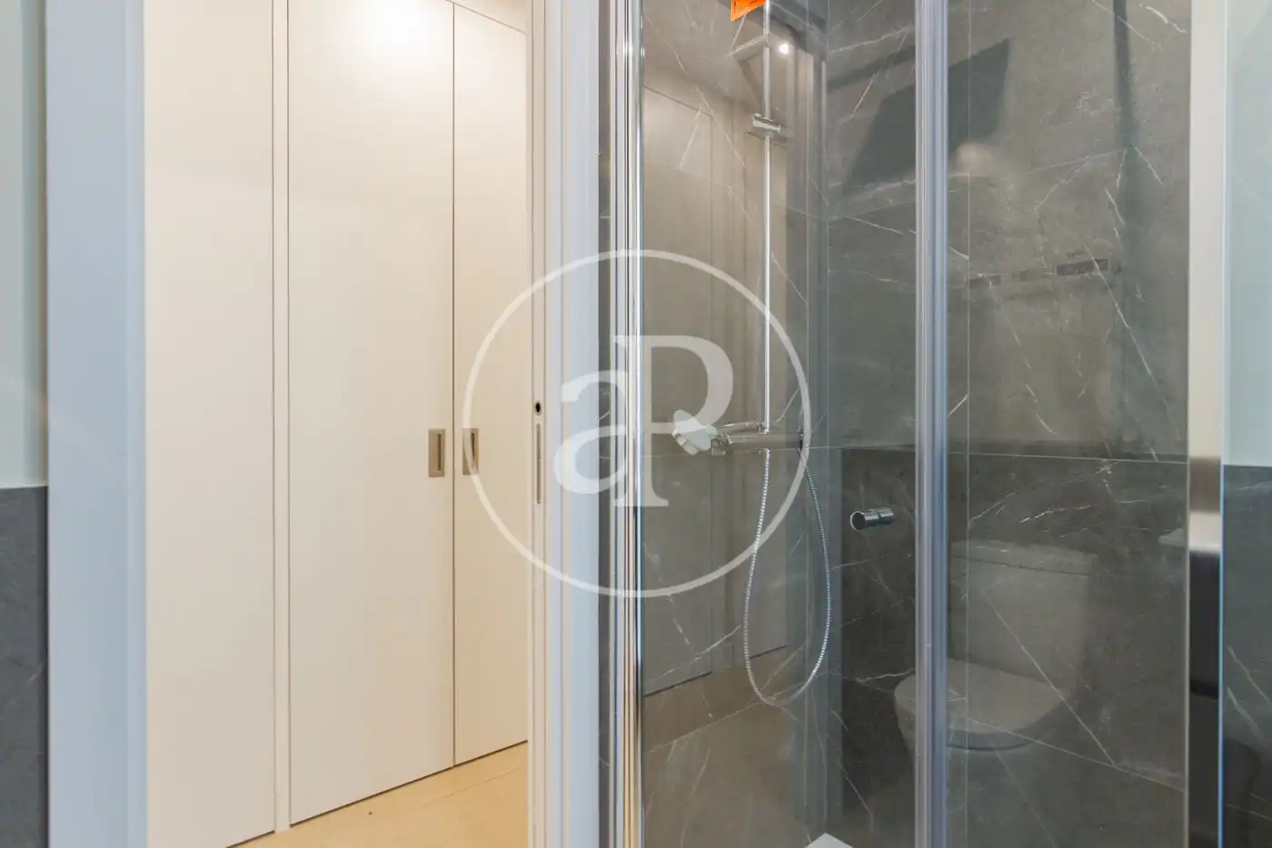 Bathroom of Flat for rent in Madrid  with Air Conditioner, Heating and Furnished