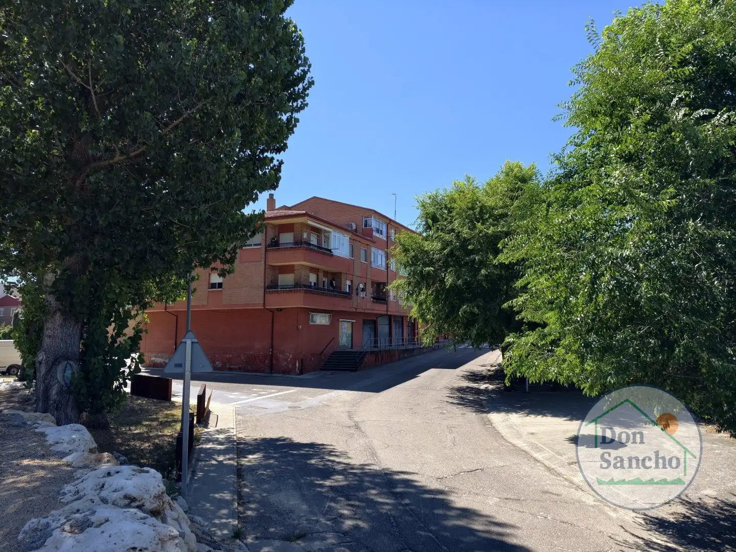 Vista exterior de Piso en venta en Viana de Cega con Terraza, Trastero y Amueblado