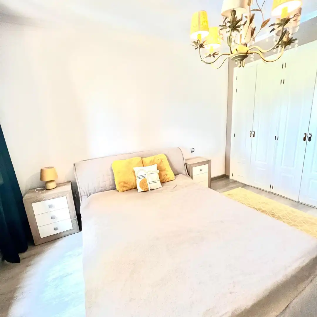 Schlafzimmer von Dachboden zur Miete in Estepona mit Klimaanlage, Terrasse und Schwimmbad