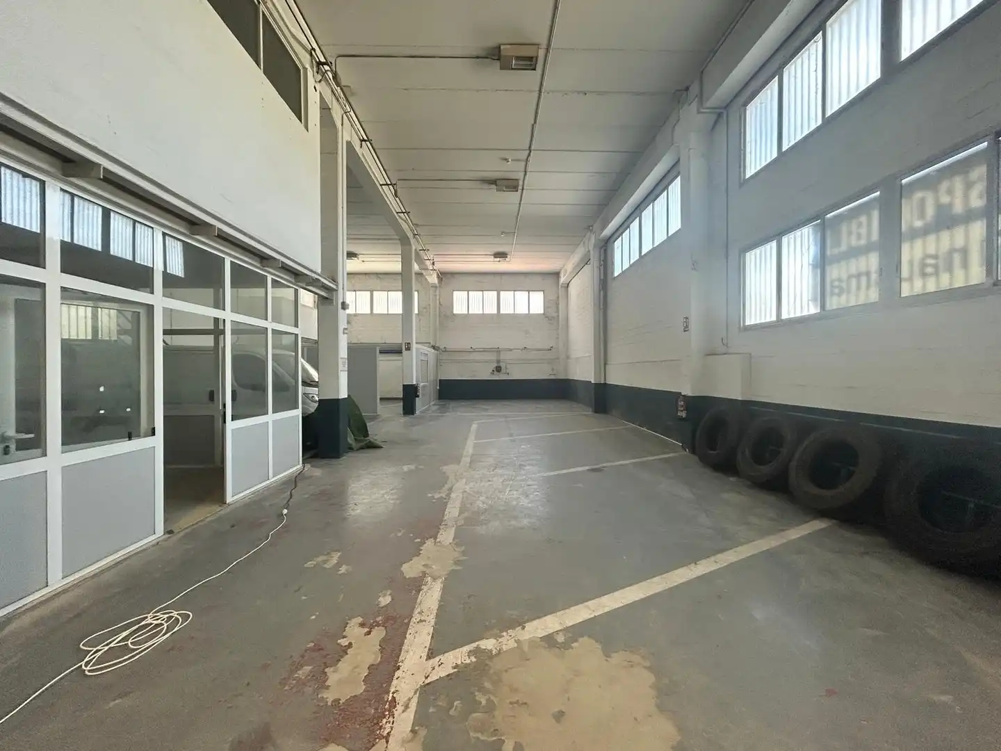 Parkplatz von Fabrikhallen zum Verkauf in Badalona