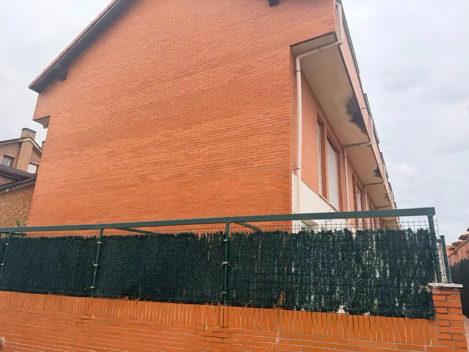 Vista exterior de Casa adosada en venta en Torrelavega  con Calefacción, Parquet y Terraza
