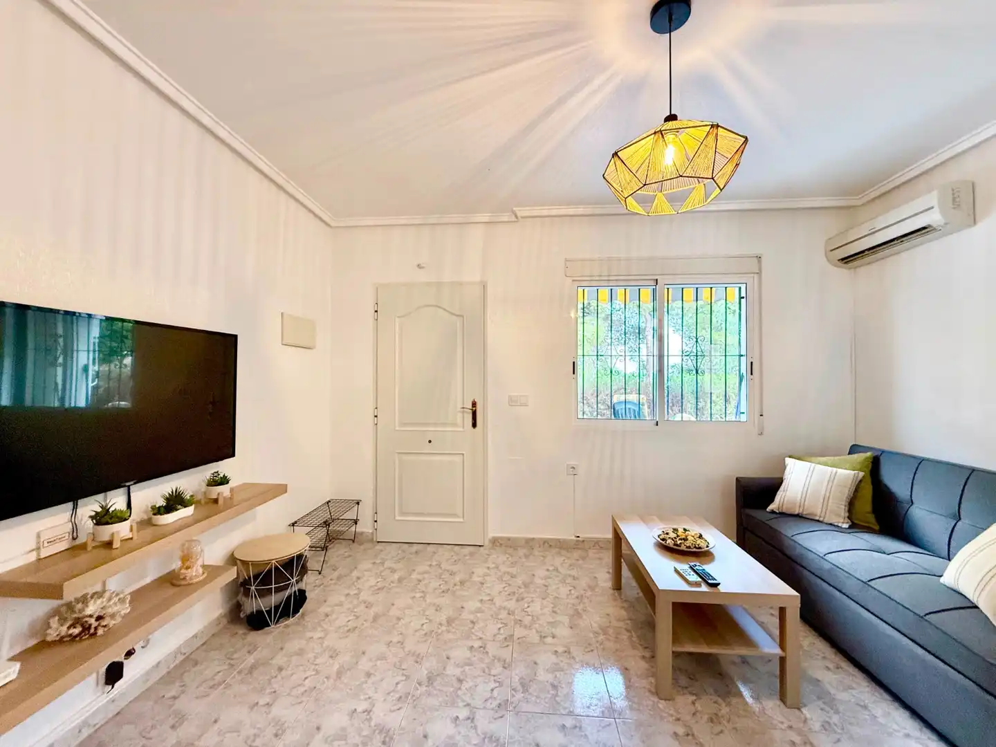 Sala de estar de Casa o chalet de alquiler en Torrevieja con Aire acondicionado, Terraza y Piscina