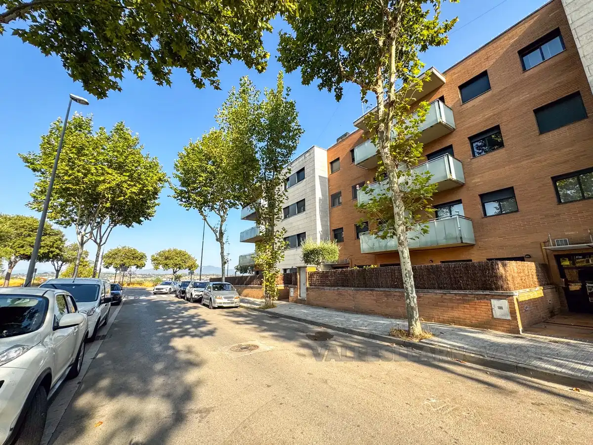 Vista exterior de Piso en venta en Parets del Vallès con Calefacción, Jardín privado y Parquet