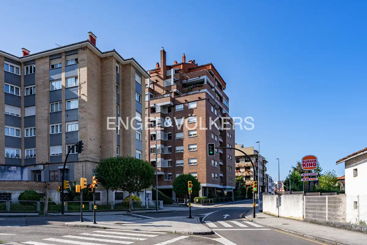 Vista exterior de Àtic en venda en Gijón  amb Calefacció, Parquet i Terrassa