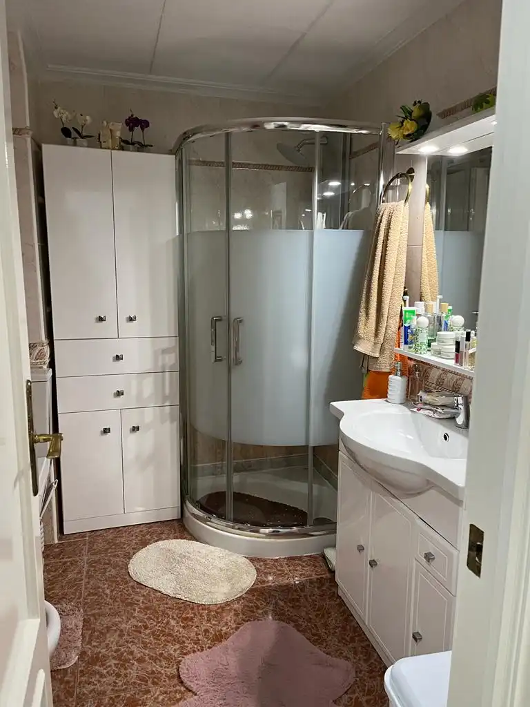 Bathroom of Flat for sale in Torrevieja  with Terrace, Furnished and Oven