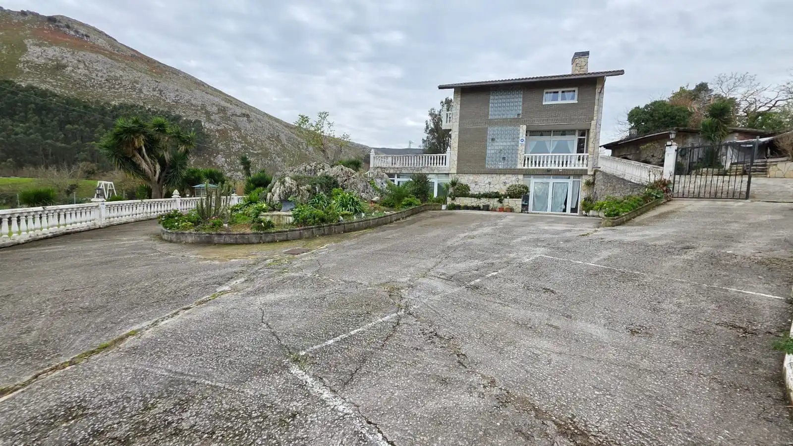 Vista exterior de Casa o xalet en venda en Castro-Urdiales amb Calefacció, Jardí privat i Terrassa