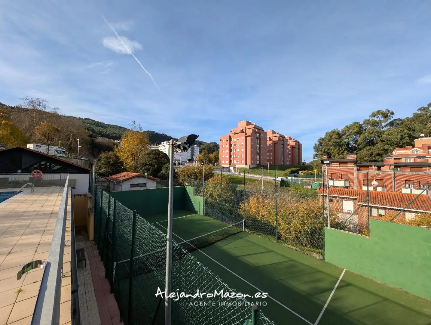 Vista exterior de Piso en venta en Castro-Urdiales con Calefacción, Parquet y Terraza