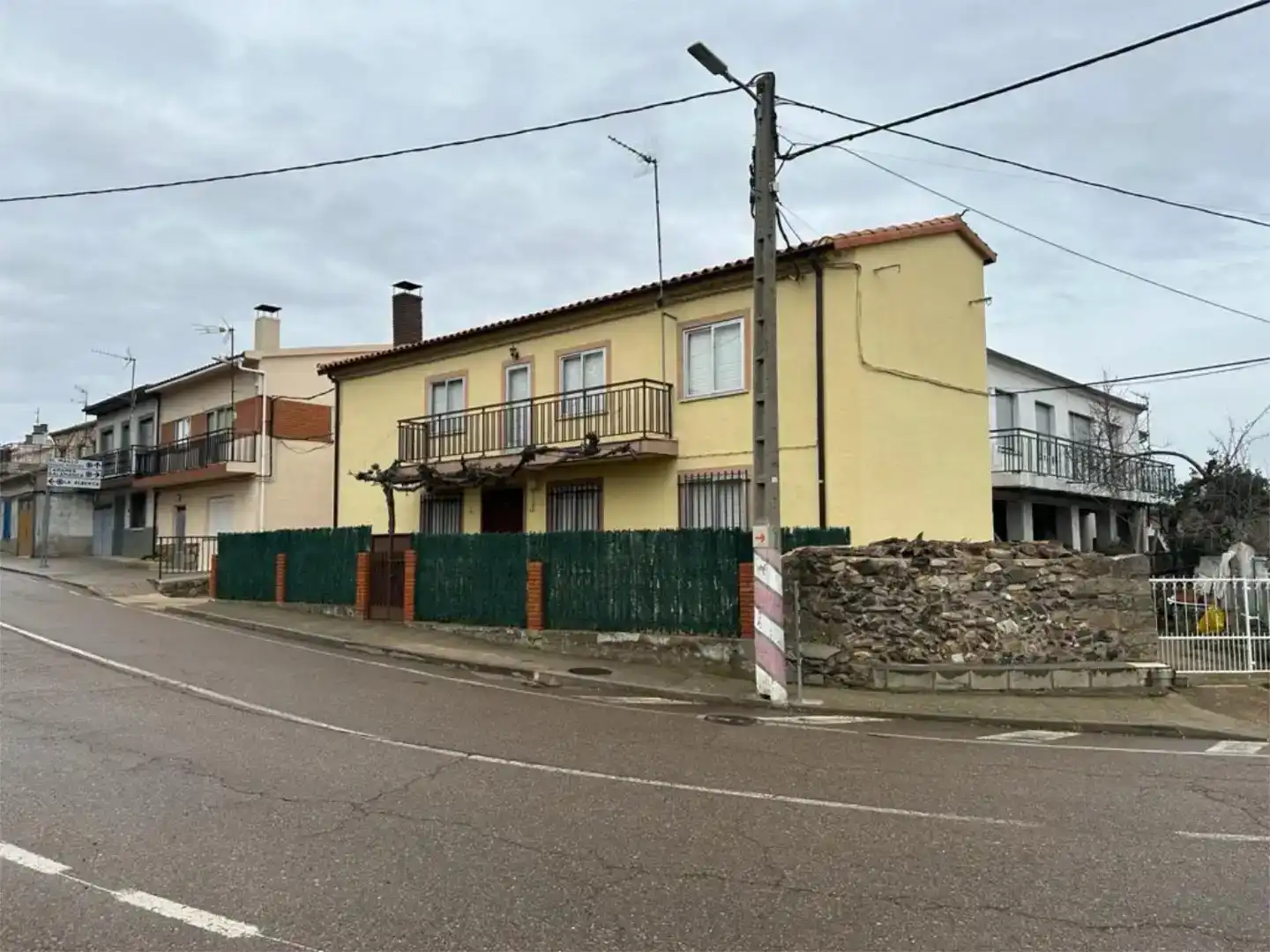 Vista exterior de Casa o xalet en venda en El Cabaco  amb Balcó