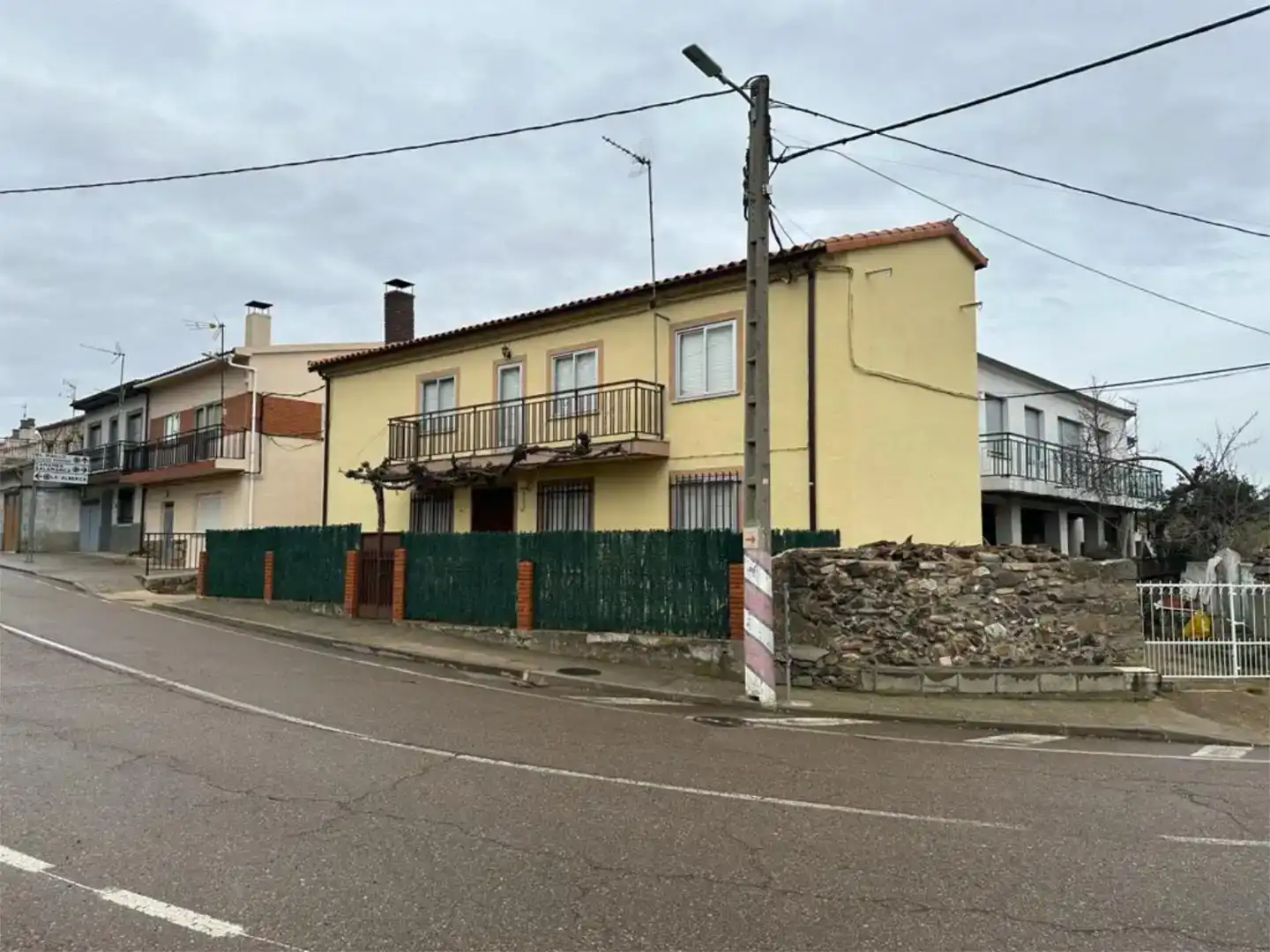 Vista exterior de Casa o xalet en venda en El Cabaco  amb Balcó