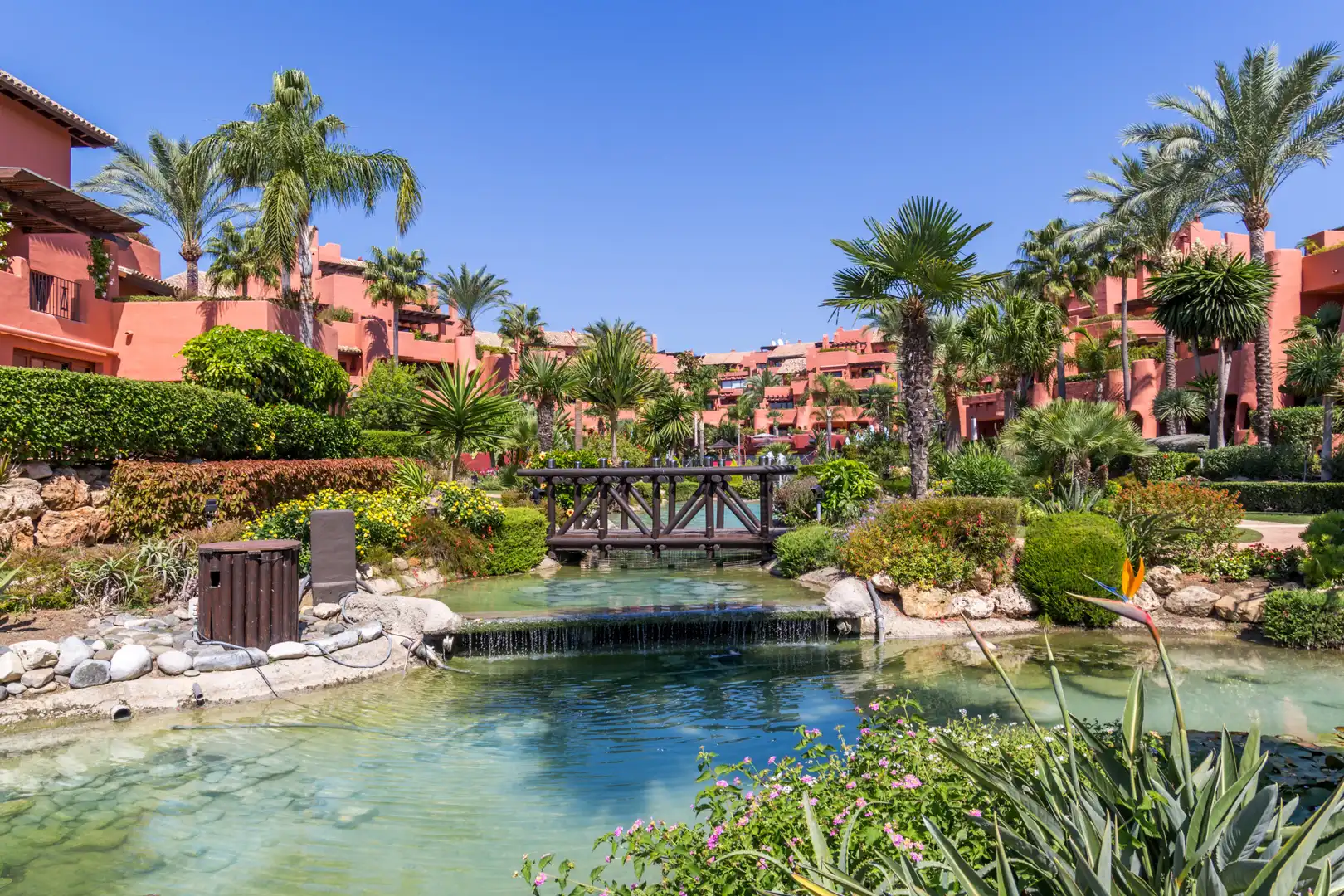 Außenansicht von Wohnungen zum Verkauf in Estepona mit Klimaanlage, Heizung und Terrasse