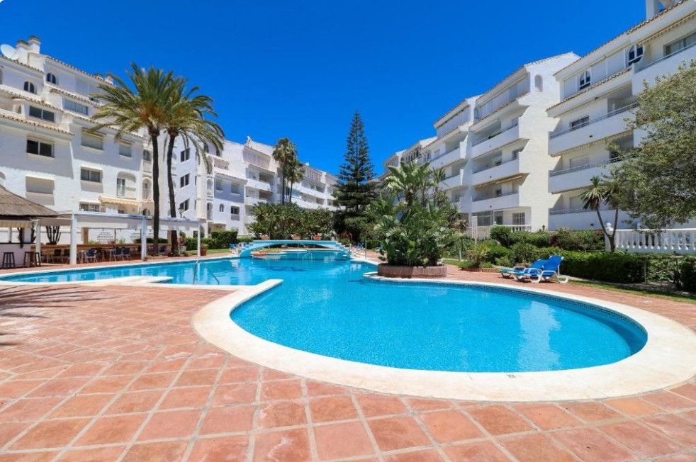 Piscina de Dúplex en venda en Marbella amb Aire condicionat, Piscina i Moblat