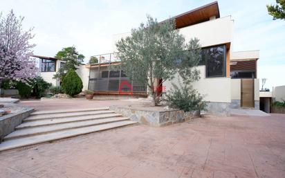 Vista exterior de Casa o xalet en venda en Montserrat amb Aire condicionat, Terrassa i Piscina