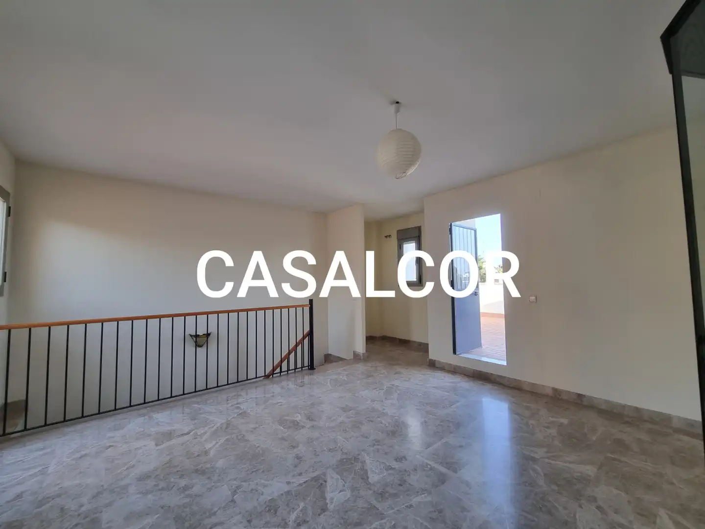 Sala d'estar de Dúplex en venda en Mairena del Alcor amb Aire condicionat i Terrassa