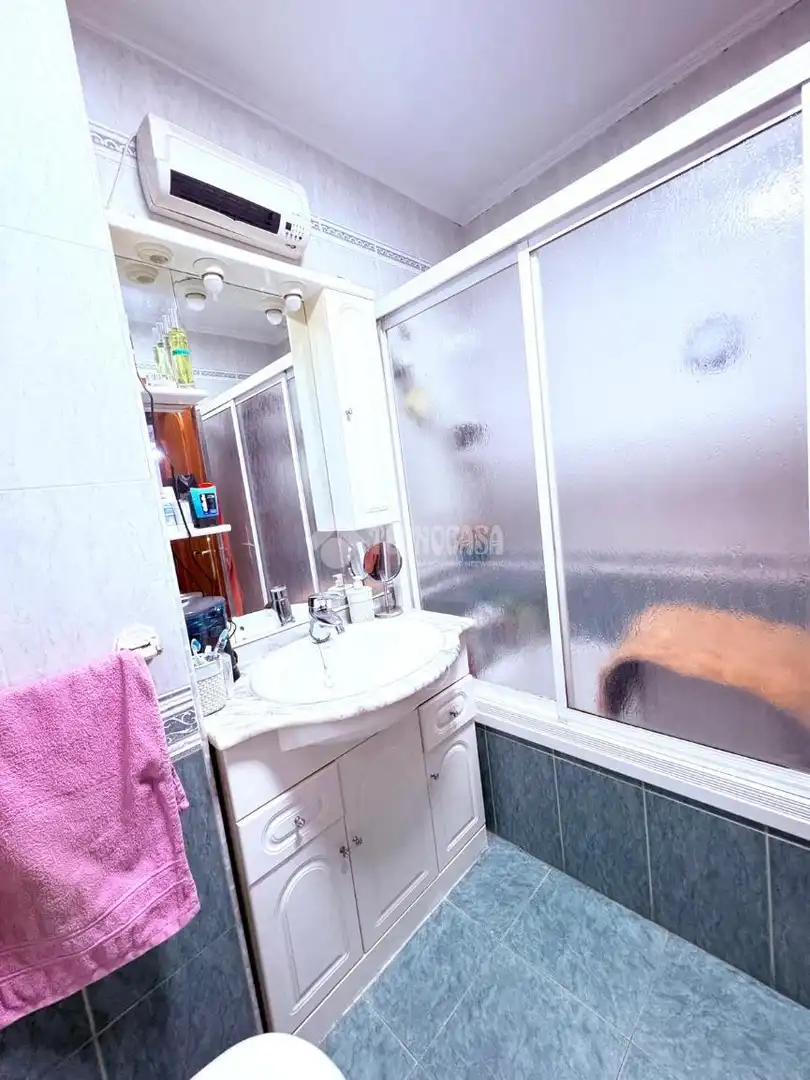 Bathroom of Flat for sale in Fuenlabrada  with Air Conditioner and Heating