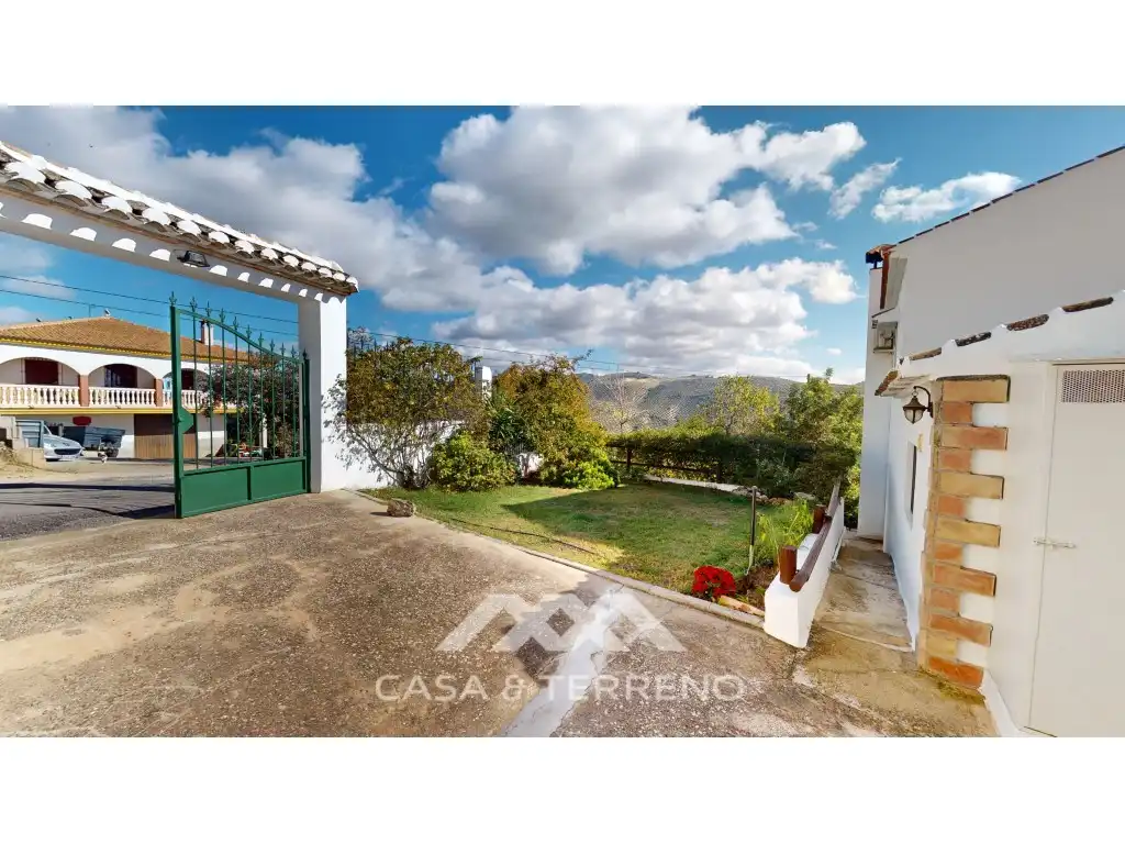 Garden of Houses for sale in Iznájar