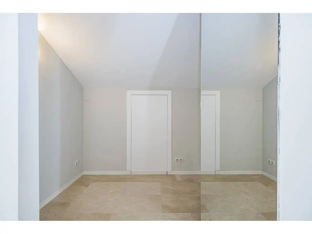 Schlafzimmer von Dachboden zum Verkauf in Sitges mit Klimaanlage, Heizung und Terrasse