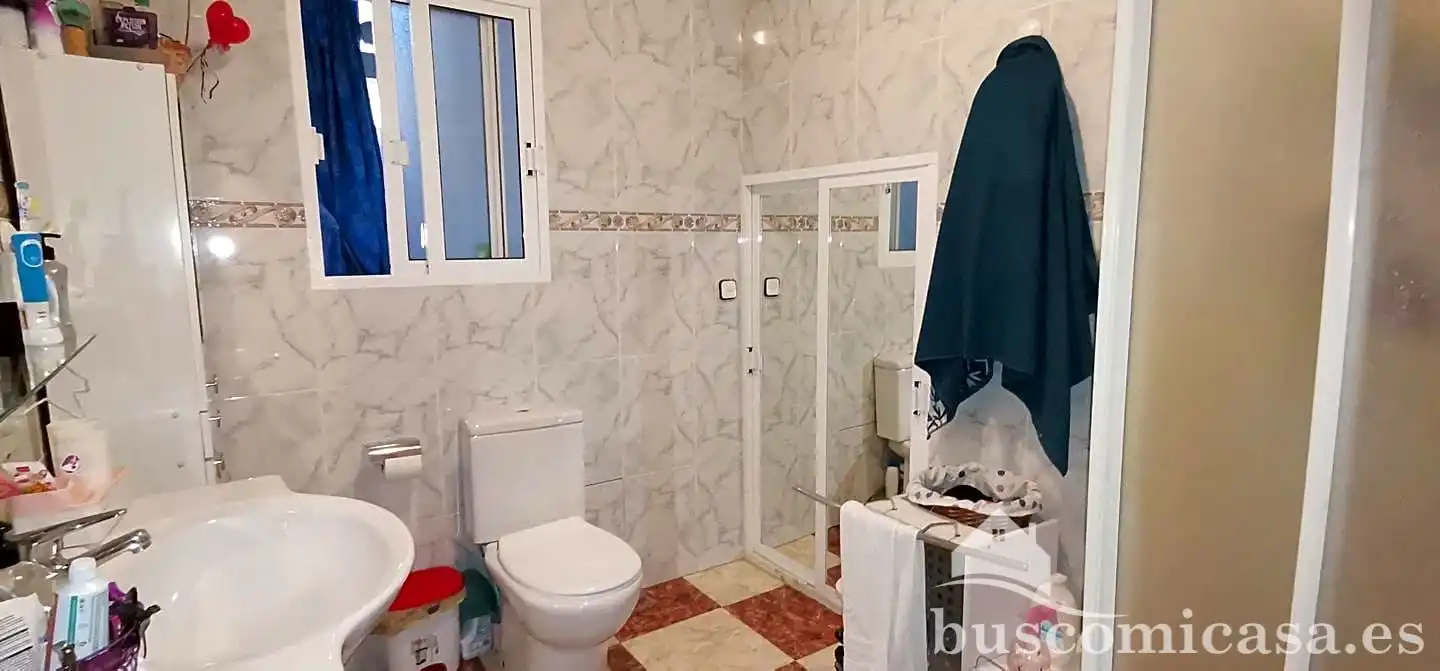 Bany de Casa o xalet en venda en Linares amb Aire condicionat, Terrassa i Traster