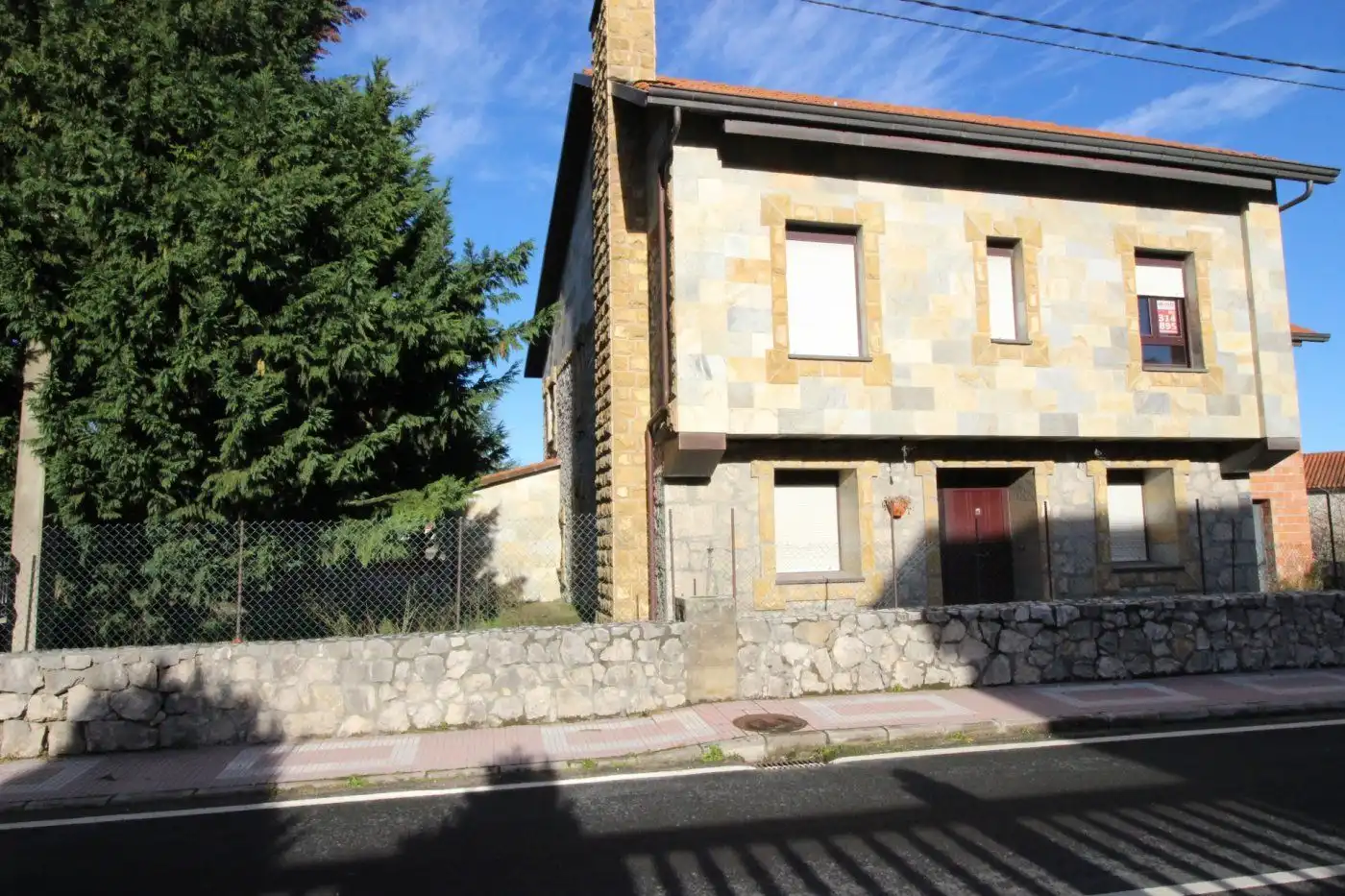 Vista exterior de Casa o xalet en venda en Camargo amb Calefacció, Jardí privat i Traster