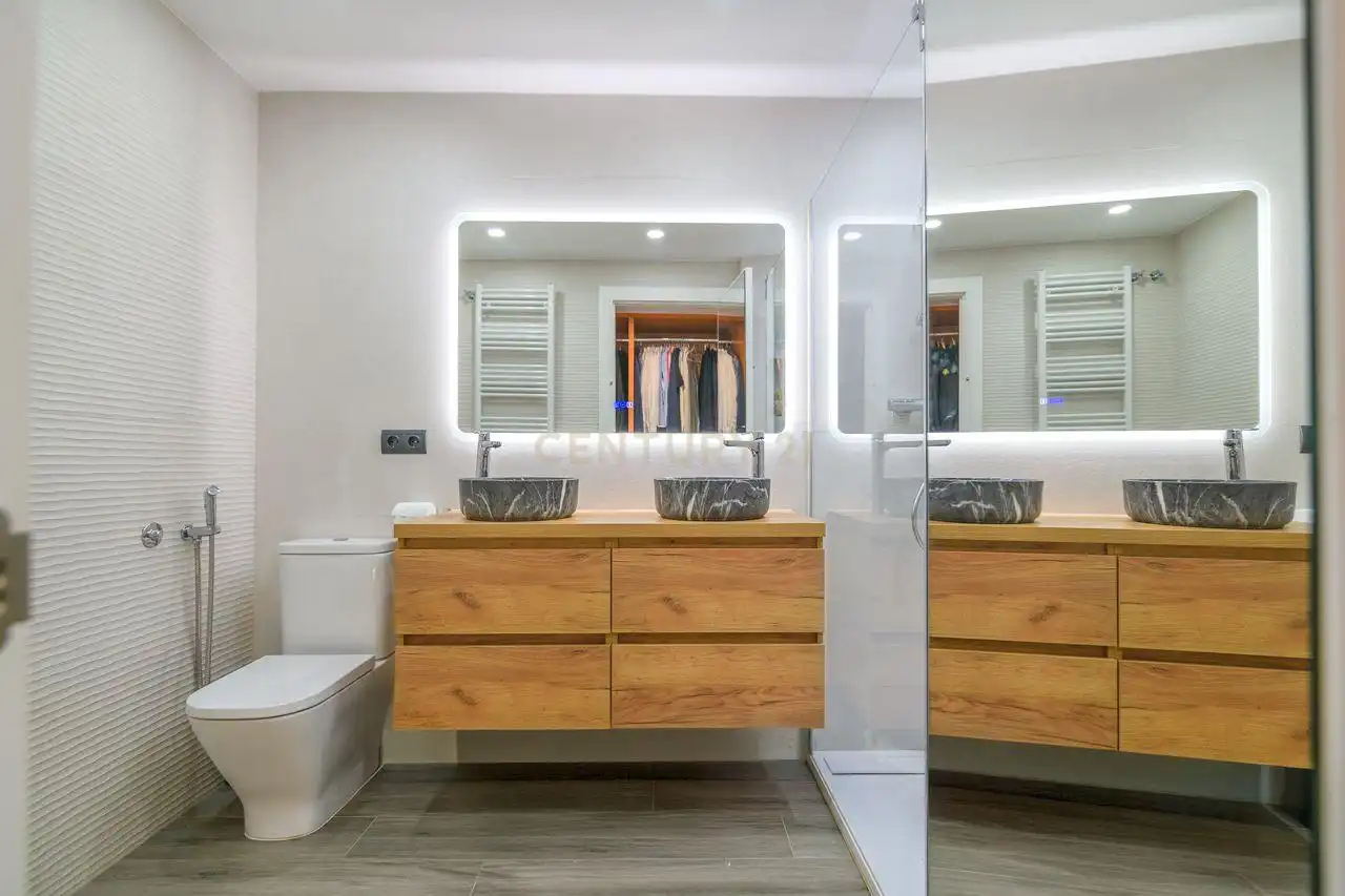 Baño de Apartamento en venta en Molins de Rei con Aire acondicionado, Trastero y Balcón