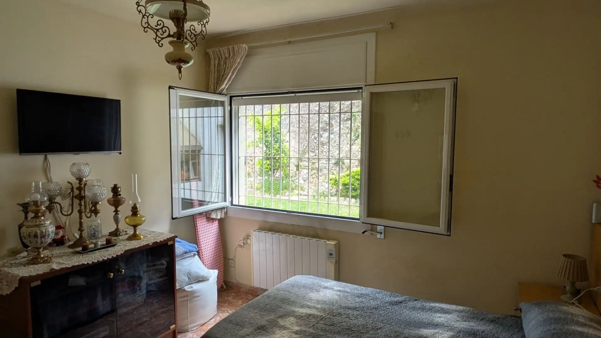 Habitación de Casa adosada en venta en Girona con Aire acondicionado, Calefacción y Jardín privado