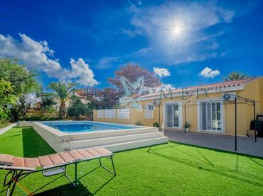 Chalet con piscina en venta en Calle Calle Vía Axial