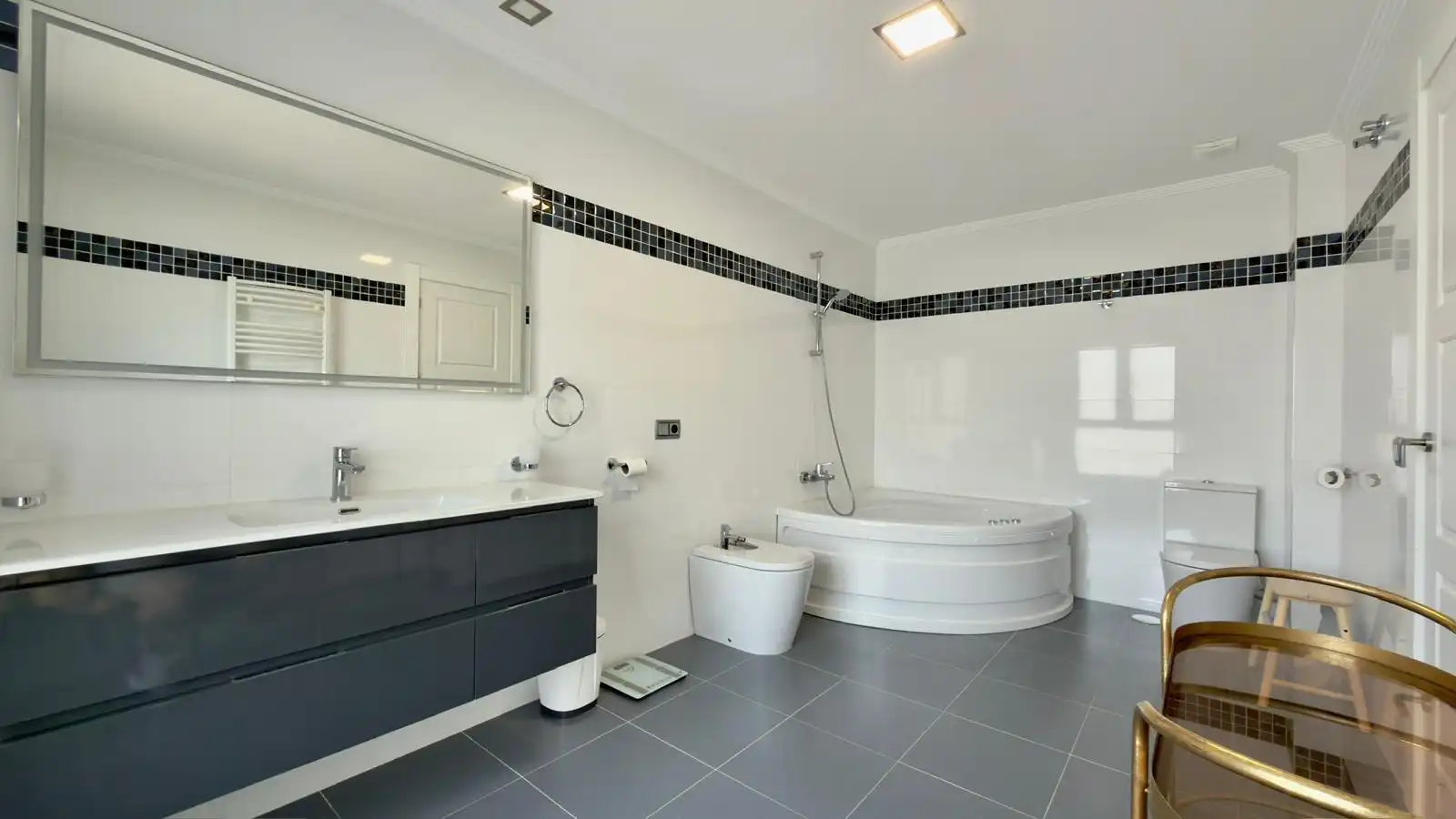 Badezimmer von Dachboden zum Verkauf in Villajoyosa / La Vila Joiosa mit Klimaanlage, Privatgarten und Terrasse