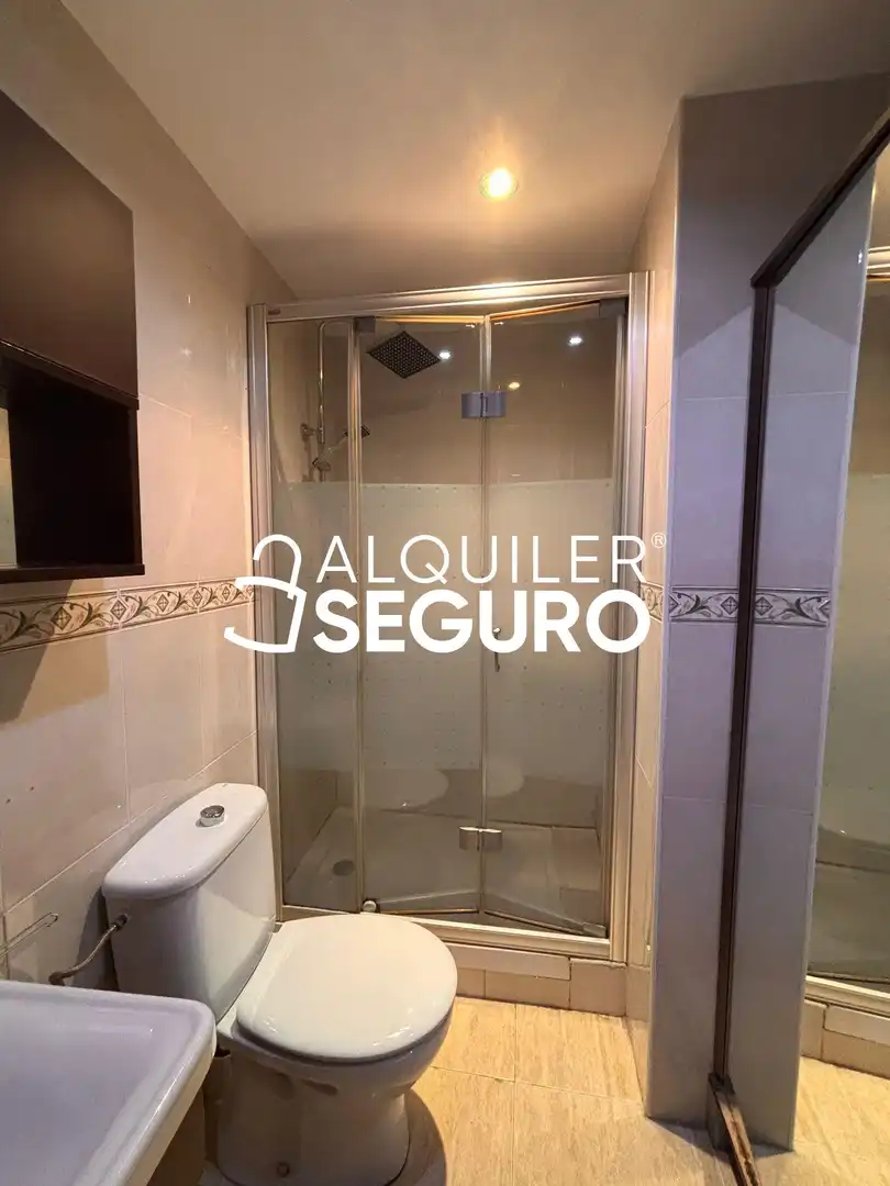 Badezimmer von Wohnung zur Miete in Madrid mit Klimaanlage, Heizung und Möbliert