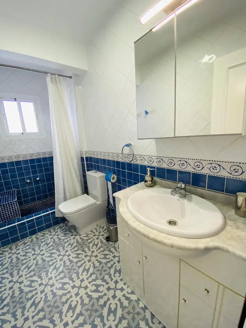 Bany de Apartament de lloguer en Torrevieja amb Aire condicionat, Moblat i Rentadora
