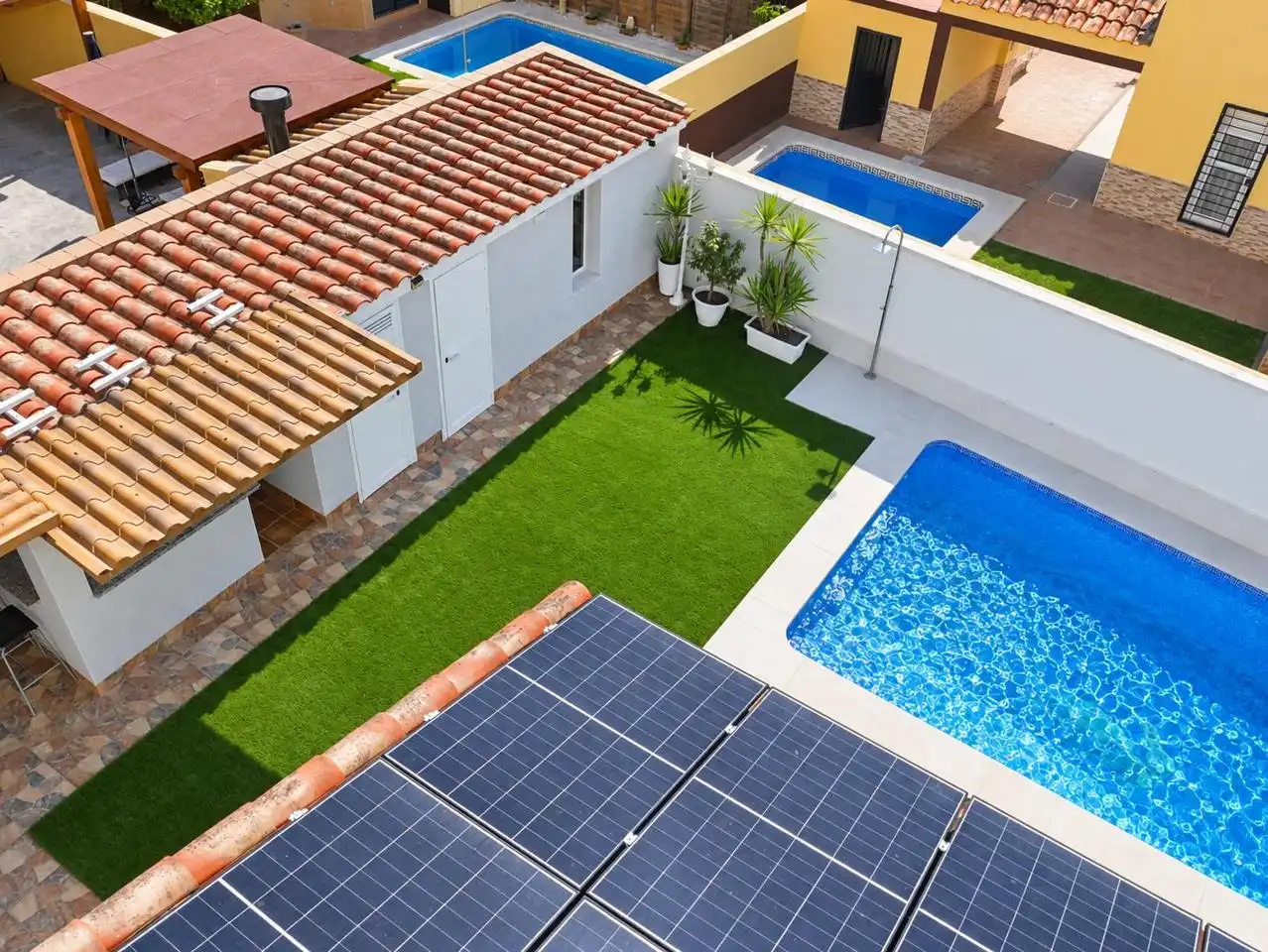Piscina de Casa adosada en venda en Bormujos amb Aire condicionat, Jardí privat i Terrassa