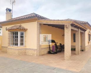 Vista exterior de Casa o xalet en venda en Chiclana de la Frontera amb Aire condicionat, Jardí privat i Traster