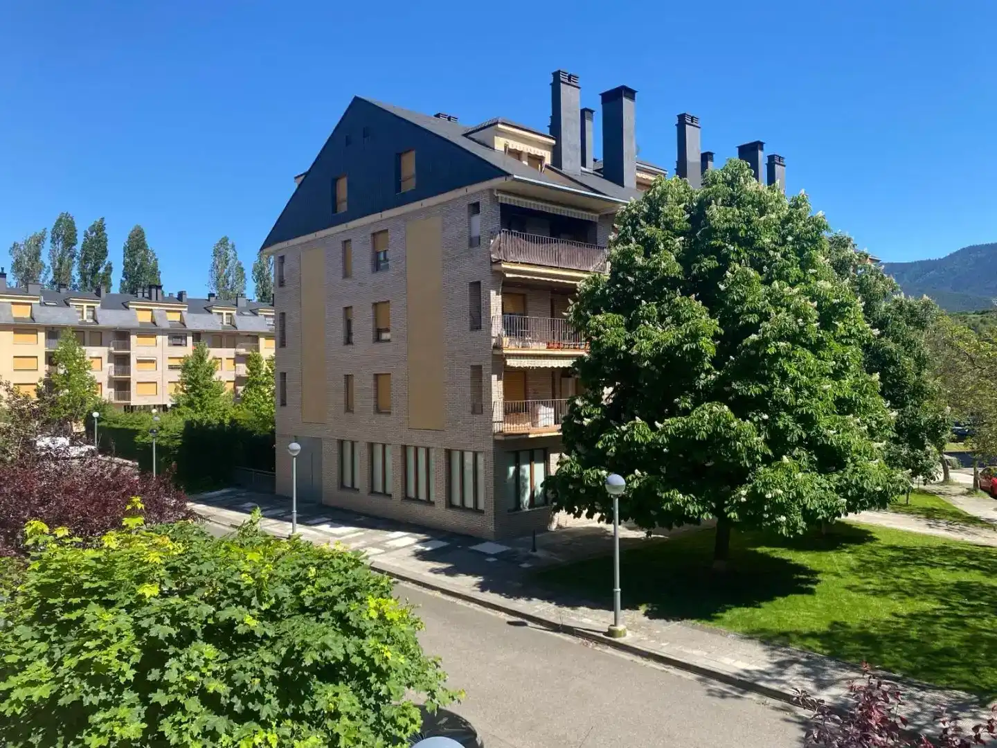 Vista exterior de Pis de lloguer en Jaca amb Piscina