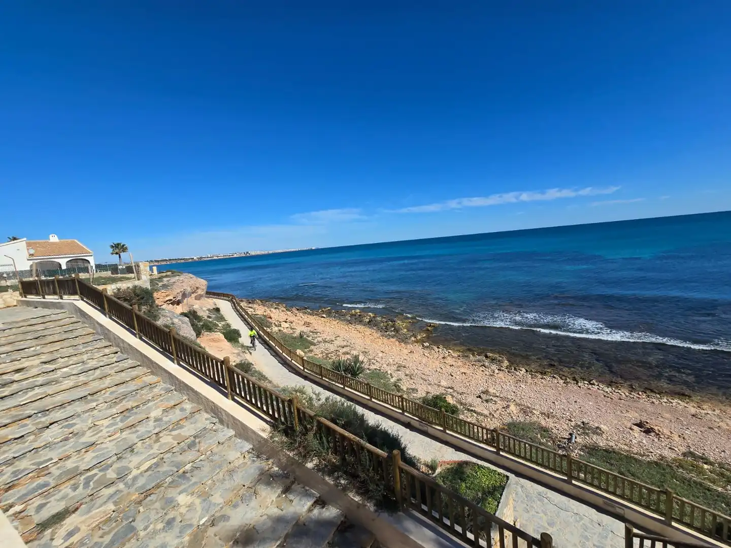Vista exterior de Casa o xalet en venda en Orihuela amb Aire condicionat, Calefacció i Jardí privat