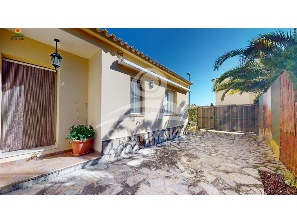 Vista exterior de Casa o xalet en venda en Oliva amb Jardí privat