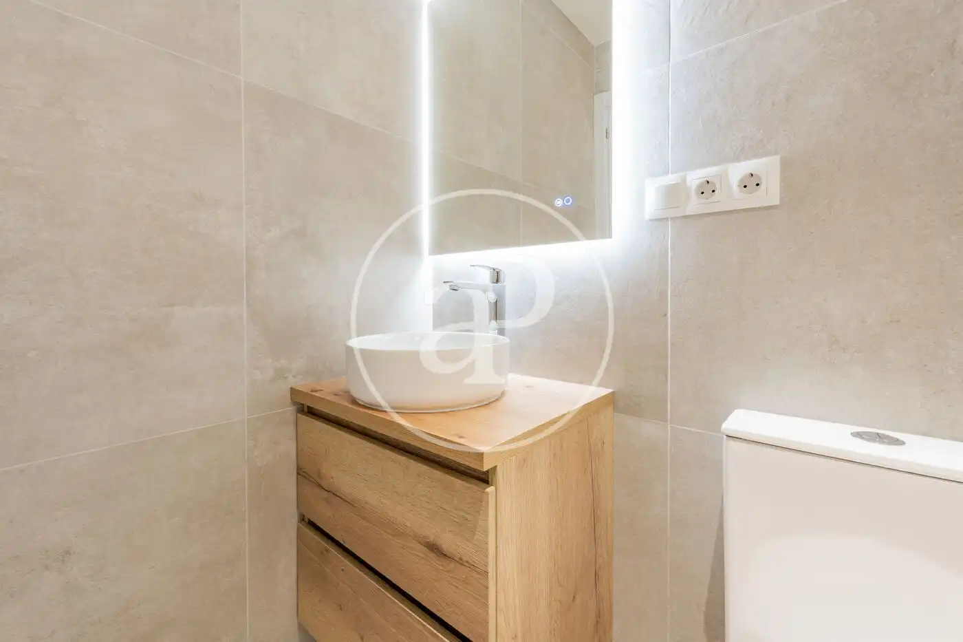 Bathroom of Flat for sale in Madrid  with Air Conditioner, Heating and Storage room