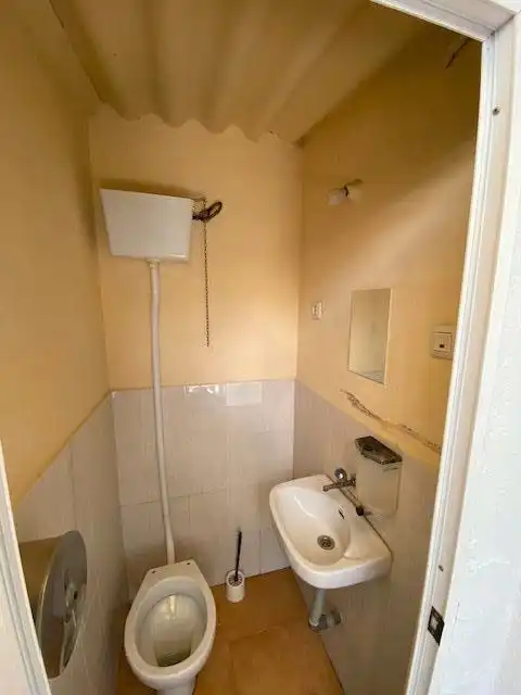 Baño de Local de alquiler en Villanueva del Río y Minas con Aire acondicionado, Terraza y Amueblado