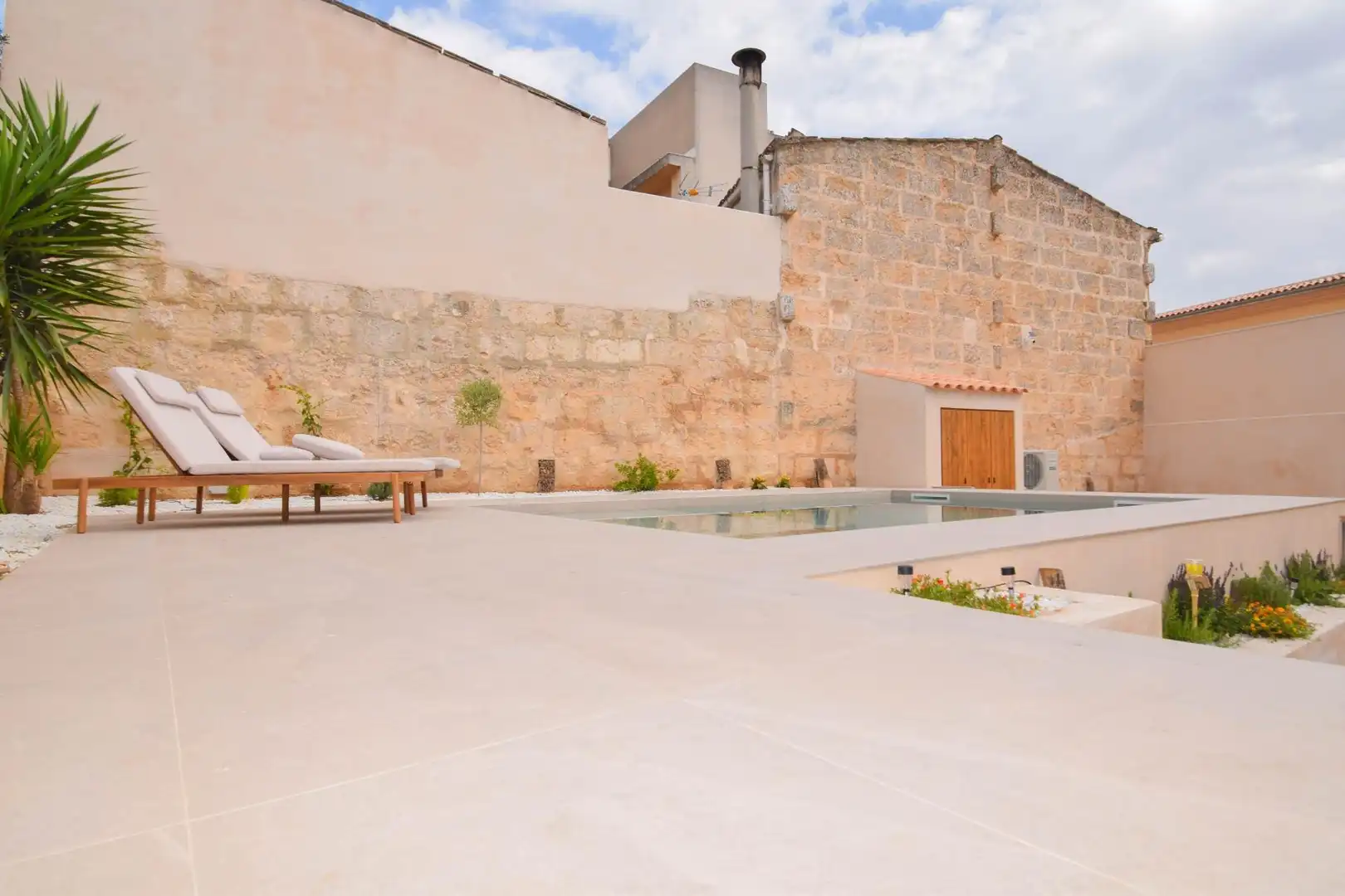 Piscina de Casa adosada en venda en Muro amb Aire condicionat, Calefacció i Jardí privat