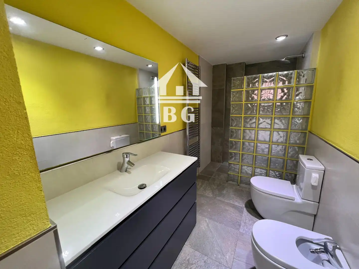 Badezimmer von Wohnung zum Verkauf in Ripoll mit Heizung, Terrasse und Abstellraum