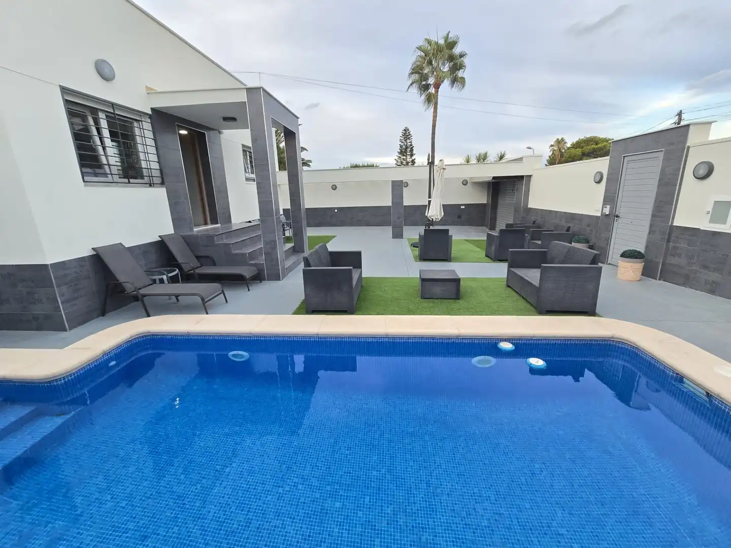 Piscina de Casa o xalet en venda en Torrevieja amb Aire condicionat, Calefacció i Jardí privat