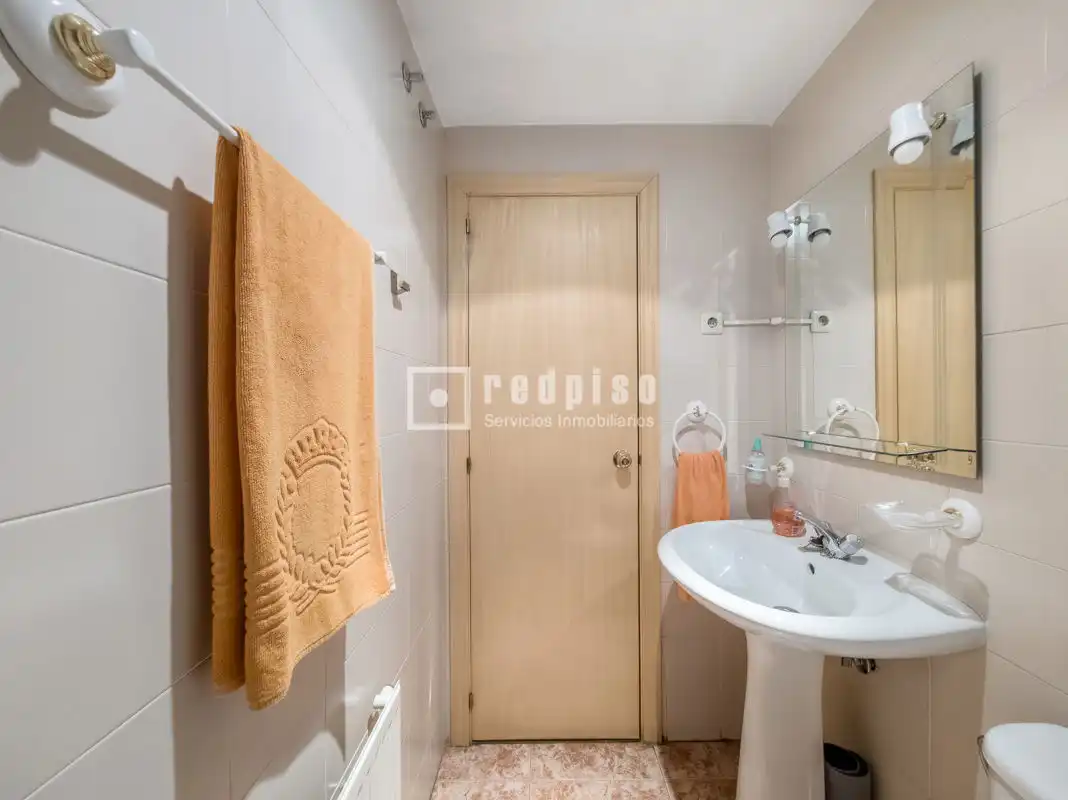 Bathroom of Flat for sale in Madrid  with Air Conditioner and Heating