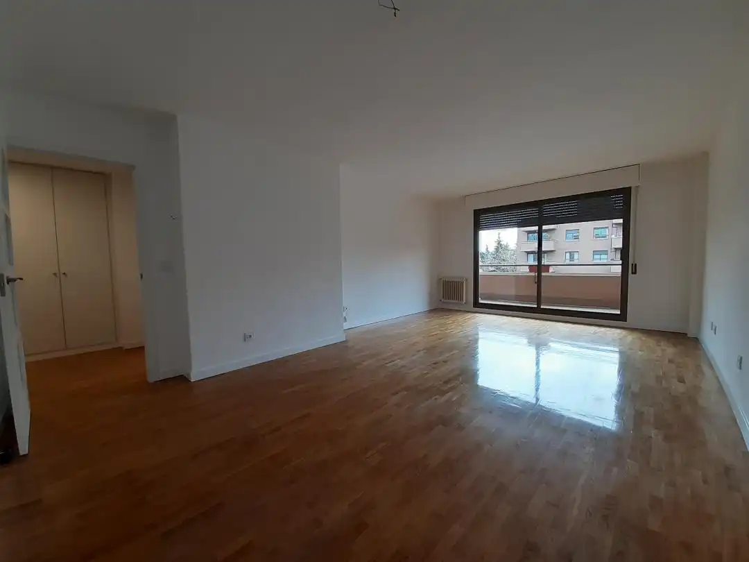 Living room of Flat for rent in Pozuelo de Alarcón  with Air Conditioner, Heating and Parquet flooring