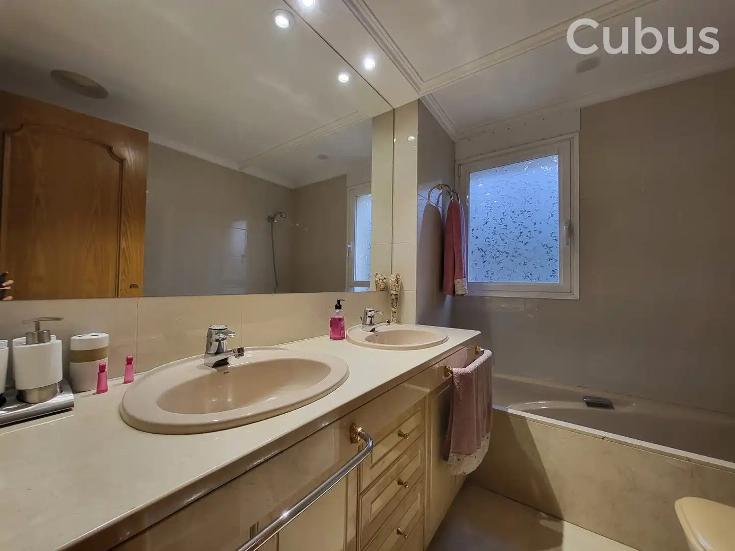 Bathroom of Houses for sale in Olot  with Air Conditioner, Heating and Terrace