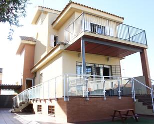 Vista exterior de Casa o xalet en venda en Castilleja de la Cuesta amb Aire condicionat, Terrassa i Balcó